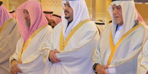 نائب أمير منطقة الرياض يؤدي صلاة الميت على صاحبة السمو الأميرة العنود بنت محمد بن عبدالعزيز آل سعود بن فيصل آل سعود