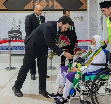 مغادرة أولى رحلات المستفيدين من مبادرة “طريق مكة” من جمهورية إندونيسيا متجهة إلى المملكة عبر صالة المبادرة في مطار سوكارنو هاتا الدولي