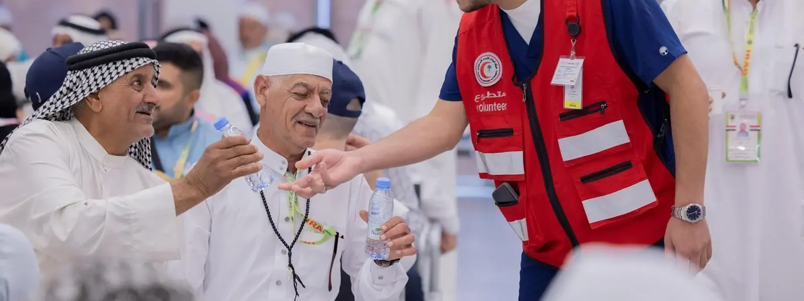 متطوعو جديدة عرعر.. جهود ميدانية لخدمة ضيوف الرحمن