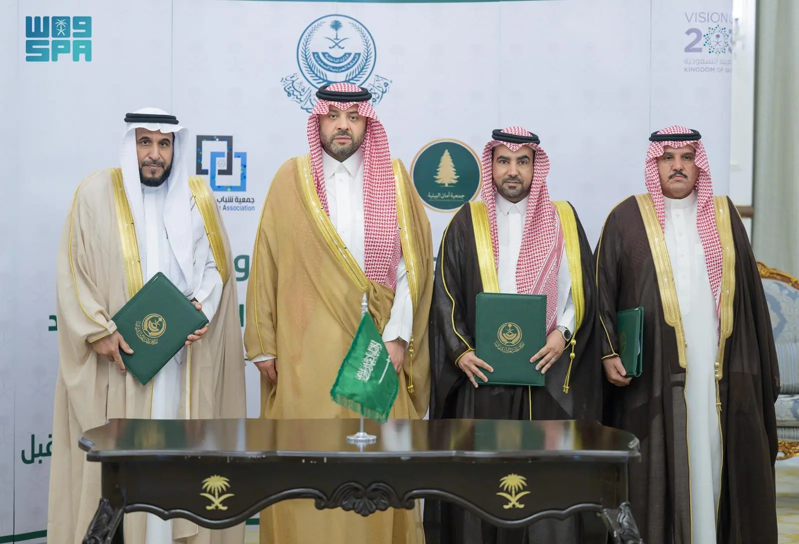 أمير الحدود الشمالية يشهد توقيع اتفاقيات لتعزيز التنمية البيئية والمجتمعية ويدشّن الدورات التأسيسية للأئمة والمؤذنين