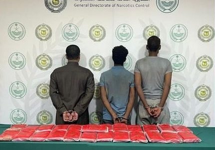 “مكافحة المخدرات” تقبض على 3 مقيمين بمنطقة الرياض لترويجهم 4 كيلوجرامات من مادة “الشبو” المخدر