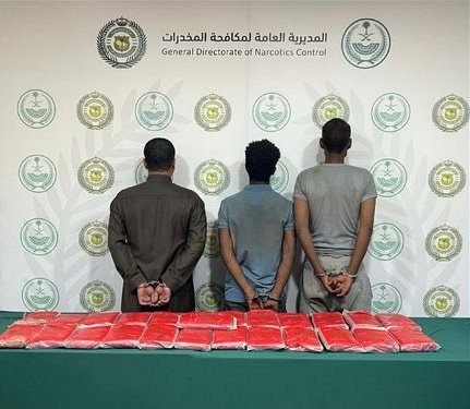 “مكافحة المخدرات” تقبض على 3 مقيمين بمنطقة الرياض لترويجهم 4 كيلوجرامات من مادة “الشبو” المخدر